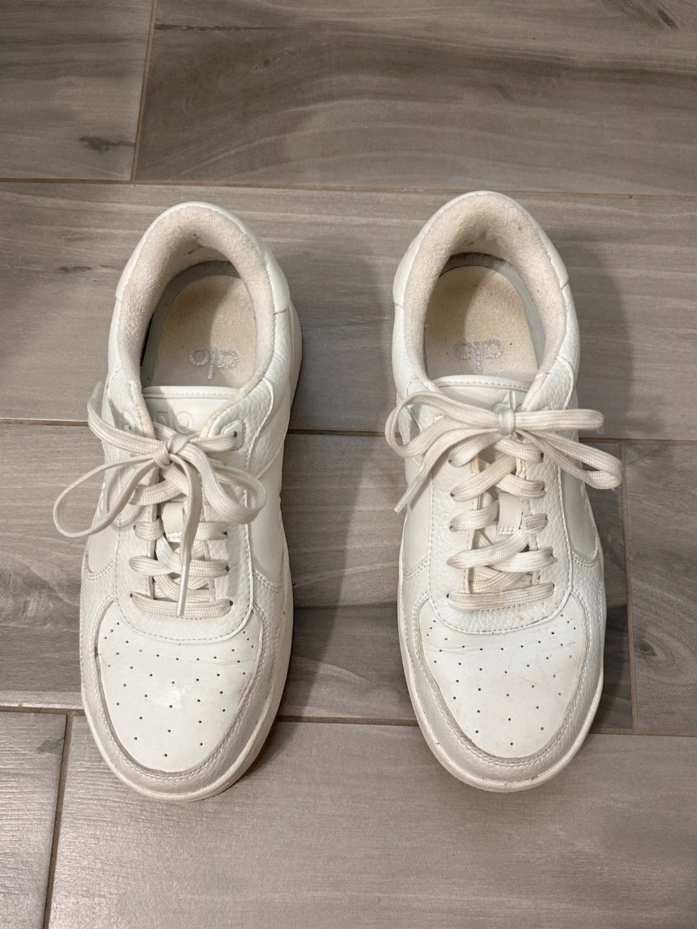 Alo Yoga Recovery Sneakers Size 8